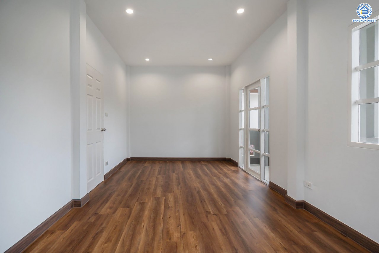 บ้านมือสองตกแต่งใหม่ โครงการ ประดับดาว2 ท่าอิฐ ตกแต่งครบครัน พร้อมอยู่ เนื้อที่ 57 ตร.ว. ฟังก์ชัน 3 ห้องนอน 2 ห้องน้ำ พร้อมห้องอเนกประสงค์ชั้นล่าง 1 ห้อง พื้นที่ใช้สอยกว้างขวาง บนทำเลที่ดีที่สุด เชื่อมต่อได้หลายเส้นทาง ใกล้รถไฟฟ้าสายสีม่วง "สถานีบางรักน้อยท่าอิฐ"